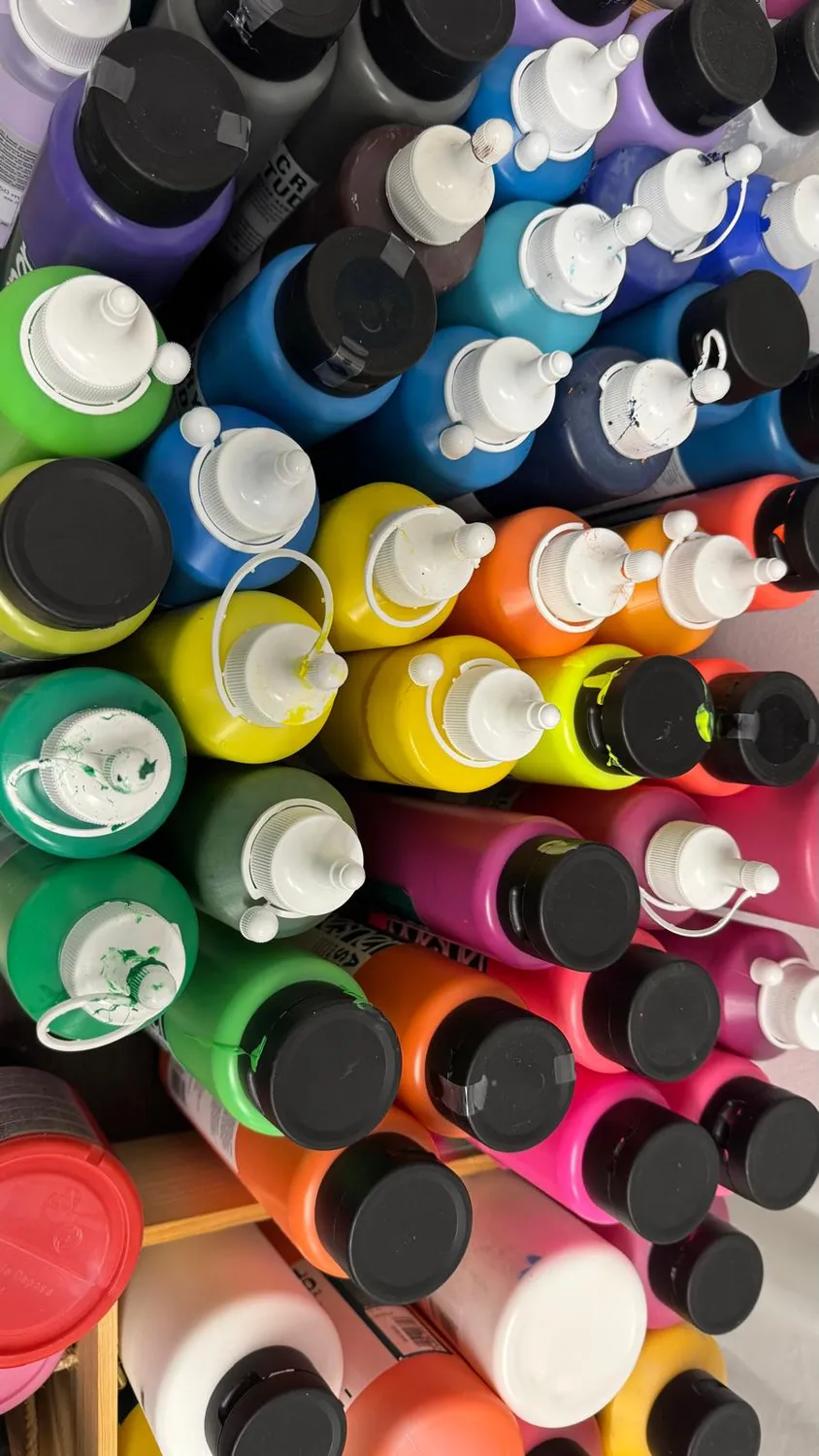 Dieter Korb – Künstler und Galerist – Atelier, Lackfarben