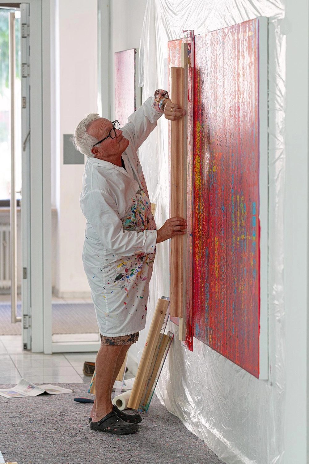 Dieter Korb – Künstler und Galerist – Atelier, Dieter Korb beim Malen