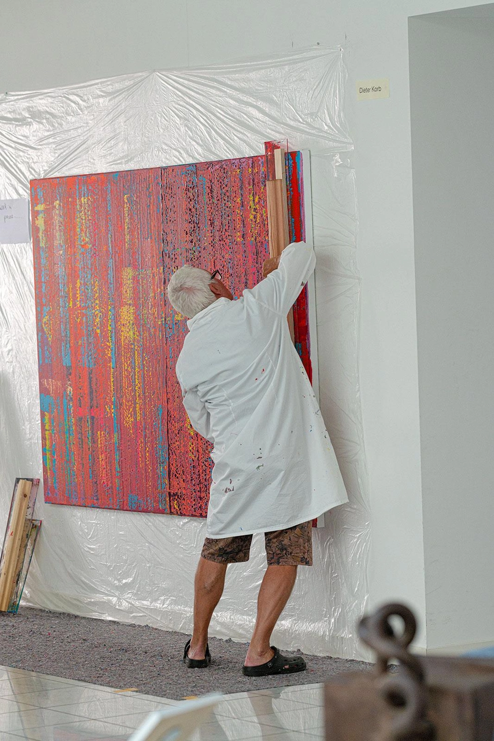 Dieter Korb – Künstler und Galerist – Atelier, Dieter Korb beim Malen