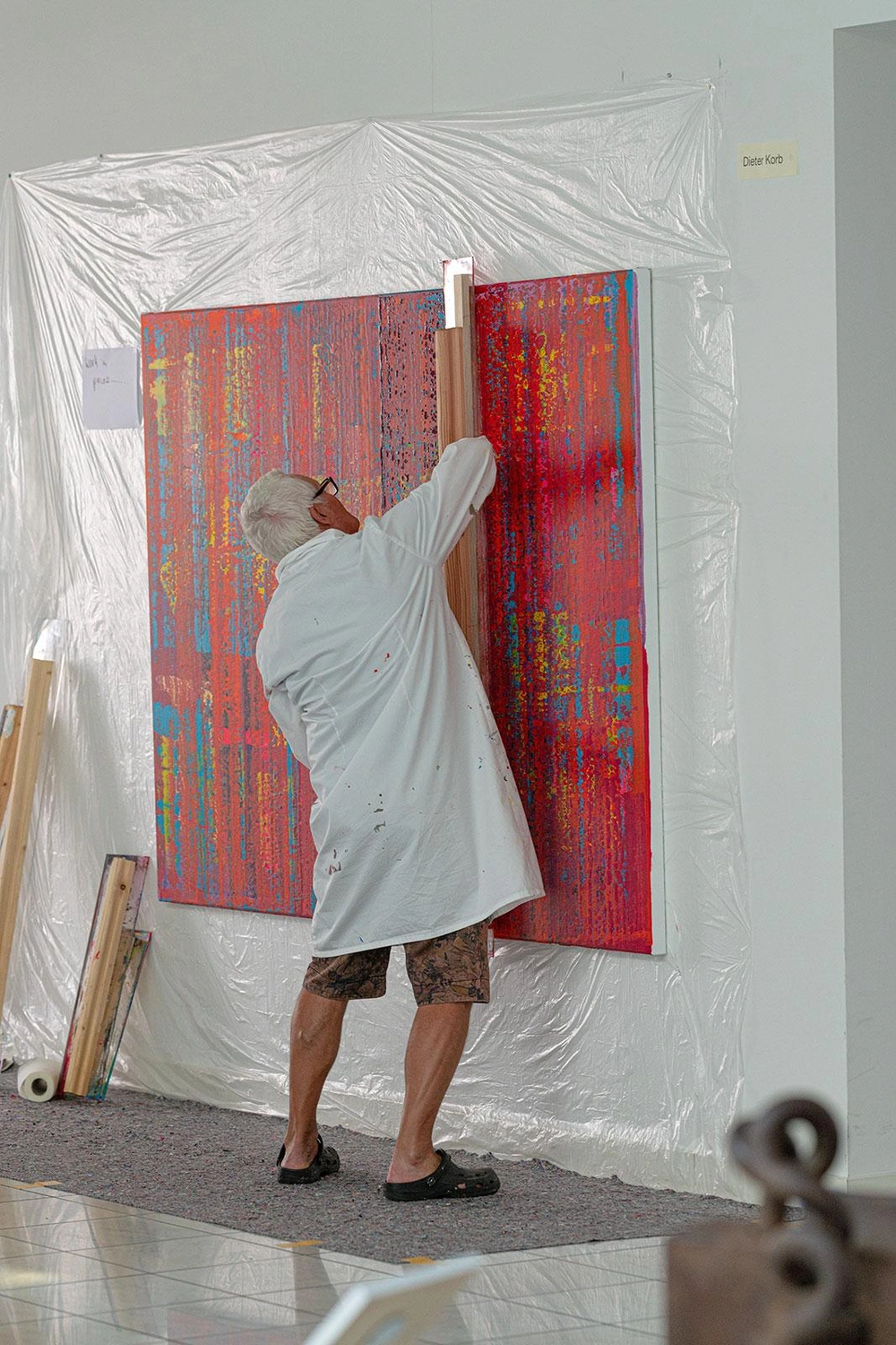 Dieter Korb – Künstler und Galerist – Atelier, Dieter Korb beim Malen