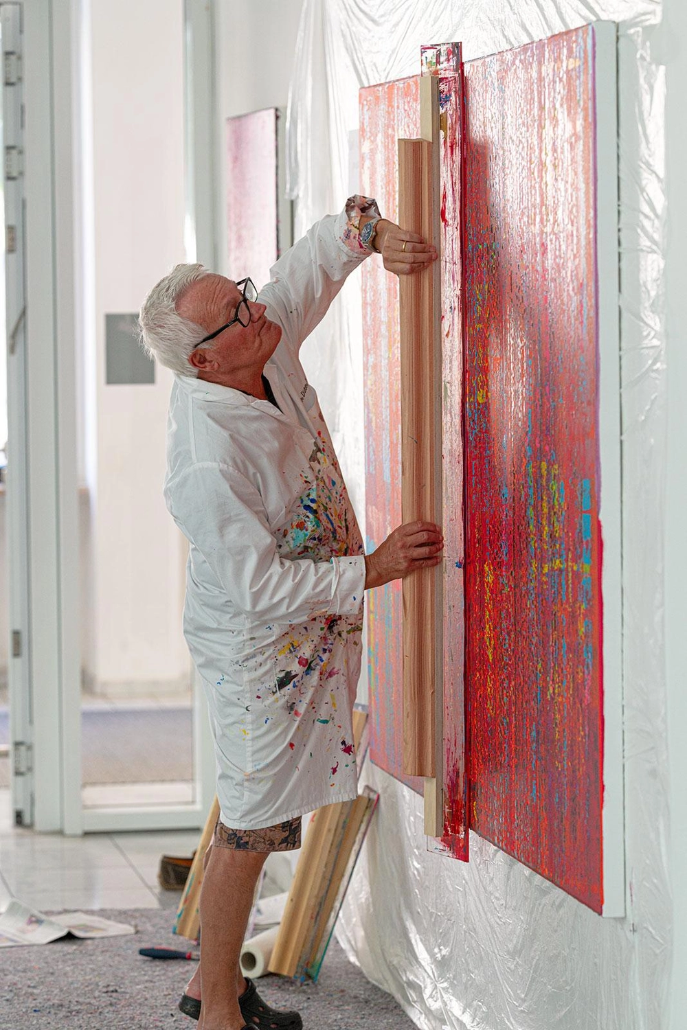 Dieter Korb – Künstler und Galerist – Atelier, Dieter Korb beim Malen