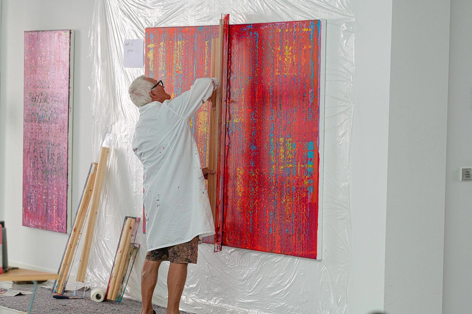 Dieter Korb – Künstler und Galerist – Atelier, Dieter Korb beim Malen