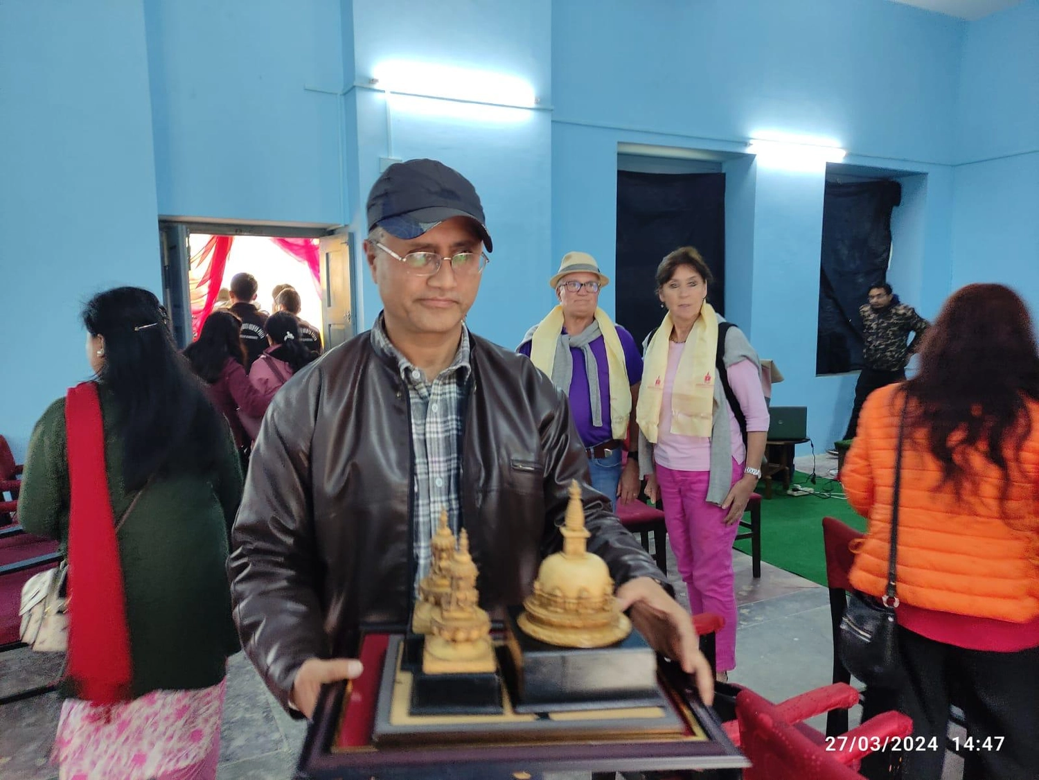 Dieter Korb – Künstler und Galerist – Charity Nepal, Frau