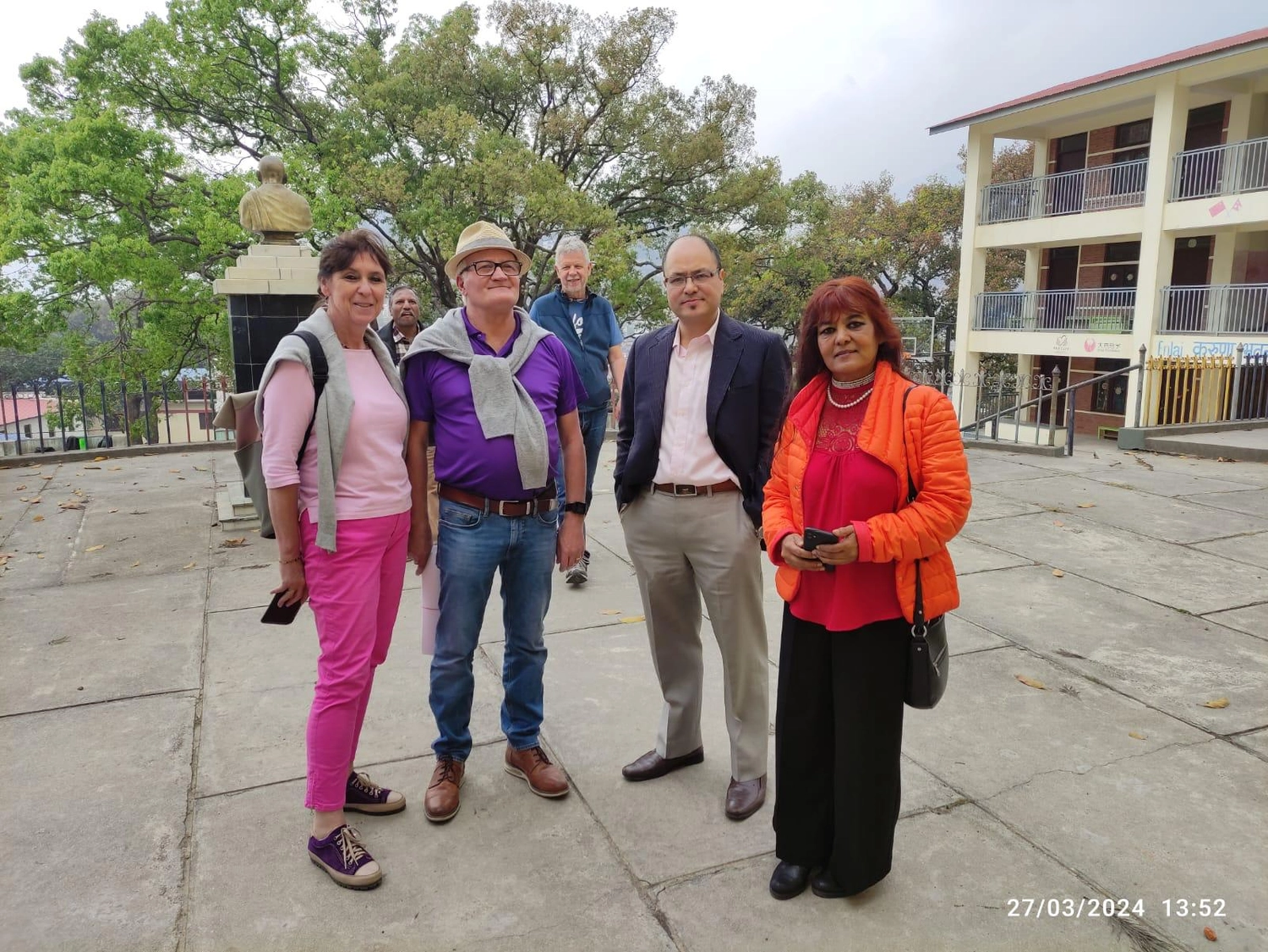 Dieter Korb – Künstler und Galerist – Charity Nepal, Frau